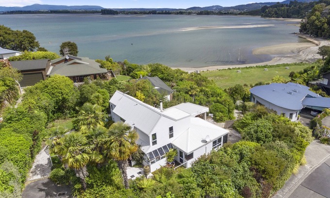 Kaiteriteri Apartment | BEACH FRONT, PALMS on-the-beach,Self contained Studio 1. Kaiteriteri.