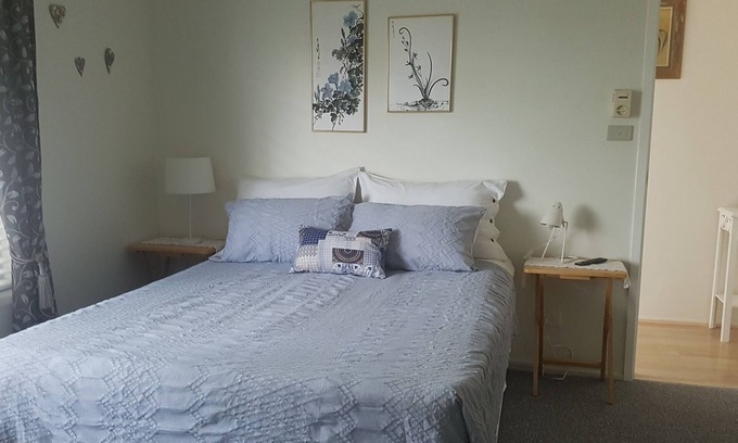 Corlette Bed & Breakfast | BEACH GETAWAY FOR A COUPLE, LINEN SUPPLIED