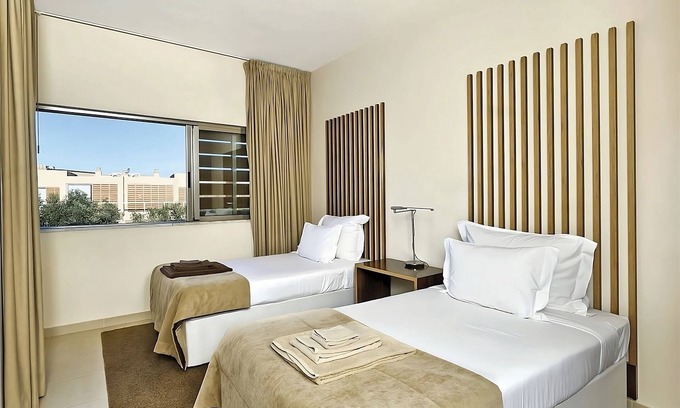 Salgados House | Beach Getaway in Salgados! Full Kitchen, Private Pool and Terrace, Pet-friendly!