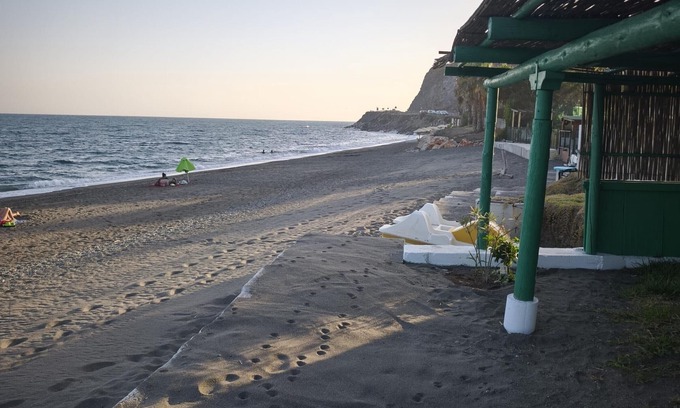 Almayate Bajo Villa | Beach house in Valle Niza with direct sea access and parking