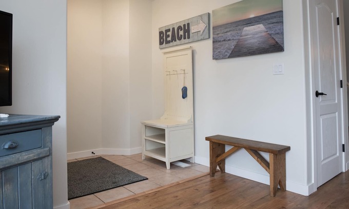 Okanagan-Similkameen House | BEACH HOUSE - 3 BDRM - 6 Beds - 2.5 Bath - Beach and Bikes