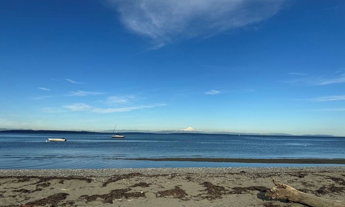 Boundary Bay House | Beach house steps from the sand and sea