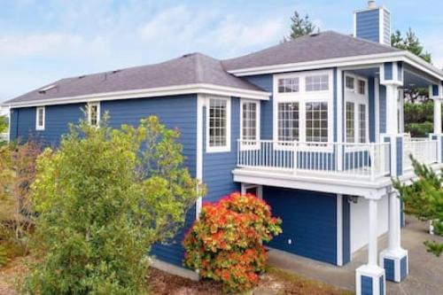 Warrenton House | Beach Lake House Retreat with Wildlife Panorama