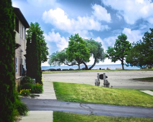 Downtown Kenosha Apartment | Beach Lake Michigan King Bed Pet Friendly