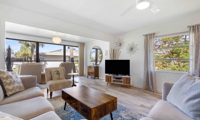 Holmes Beach Condo | Beach, Pool, Tennis, Bikes, Close to Everything