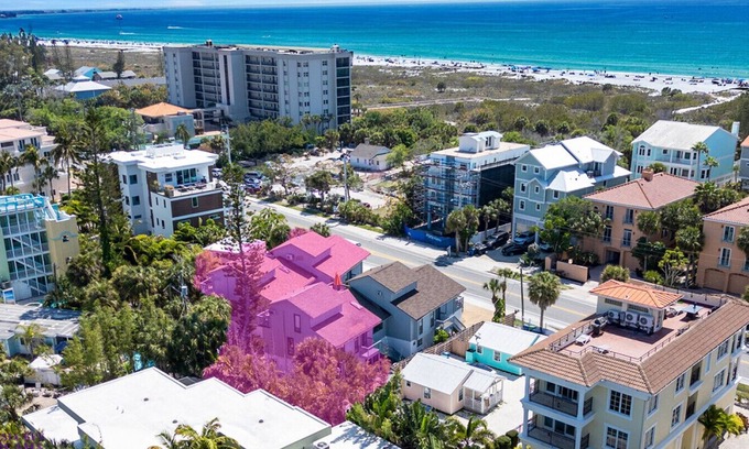 Siesta Key Village House | Beach Rd, 300ft to Beach Access & 500ft to Village, Large Condo Complex