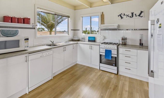 Paynesville House | Beach-style family and pet friendly accommodation, close to the foreshore