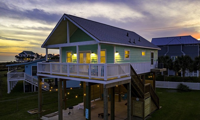 Galveston House | Beach Views/Walk to Beach/Entertainment/Cozy - The Salty Starfish