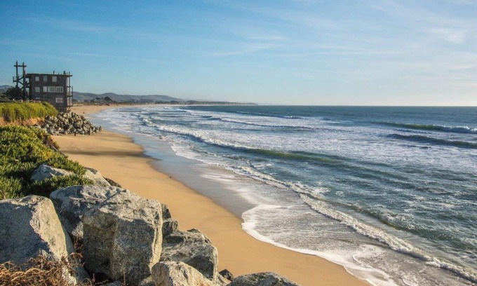 El Granada House | Beach Villa Home - Walk to Beaches, Trails, Restaurants, Activities & more