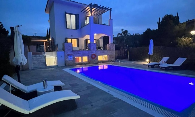 Neo Chorio Villa | Beach Villa Private Pool A/C Wifi Tennis Court Sea Views Near Latchi