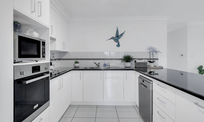 Emu Park House | BEACH WALK ON HILL