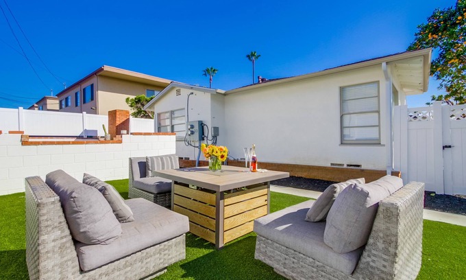 North Pacific Beach Cottage | Beachcomber 1 - just 2 blocks from Tourmaline Beach (LJVRCA)