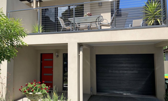 Frankston House | Beaches, Restaurants, Wineries, Shops and many Tourist attractions close by.