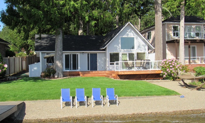 Grapeview Cottage | Beachfront cottage on picturesque Mason Lake
