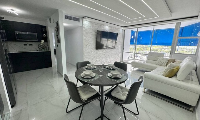 Isla Verde Apartment | Beachfront 2 Bdrm ~ Walk to Eat ~ W/D ~ King Bed