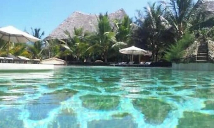 Malindi House | Beachfront 2 bedroom villa in resort with Pool Spann