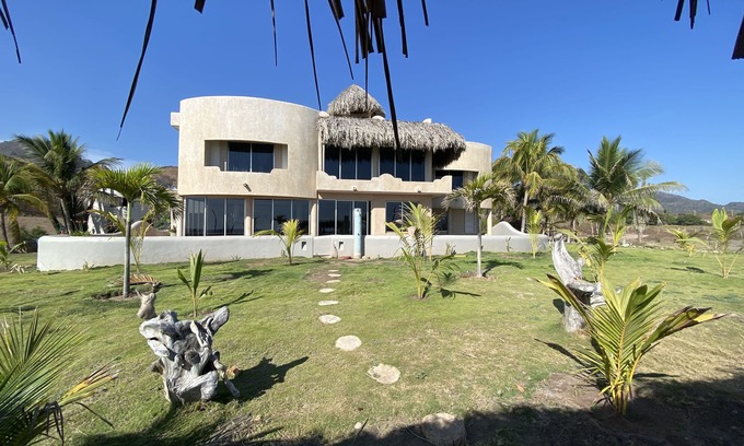 Aquila Villa | Beachfront, AC, Pool, Surf Rio Nexpa, Caleta de Campos, Turtle & Whale Watching