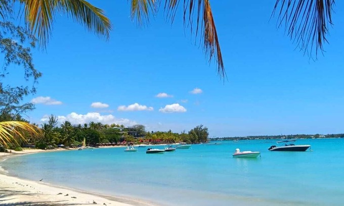 Pereybere Villa | Beachfront air-conditioned 4 bedroom equipped villa.