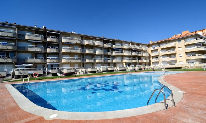 Torroella de Montgri Apartment | Beachfront Apartment in Griells with Pool
