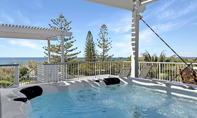 Marcoola Apartment | Beachfront Apt with rooftop spa across from Marcoola Beach