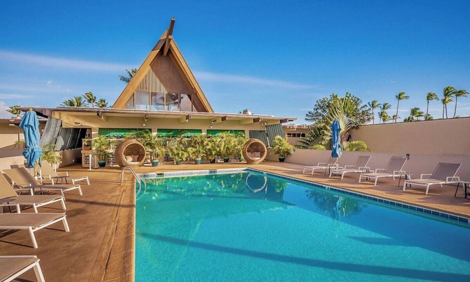 Kahului Hotel | Beachfront Bliss: Two Spacious Rooms with Panoramic Ocean Views & Pool