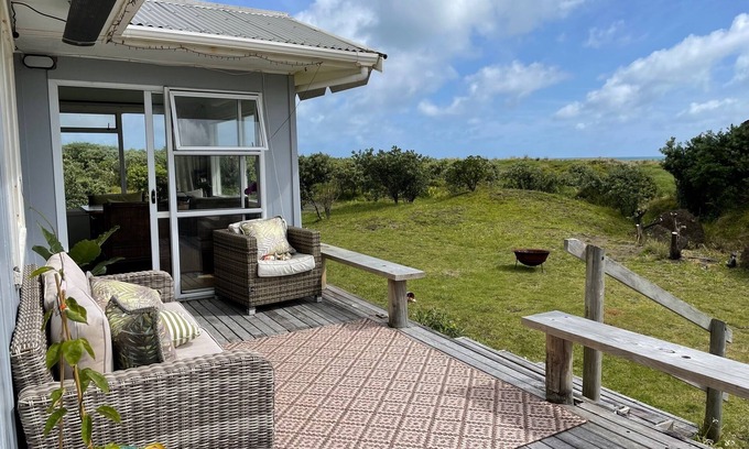 Piha House | Beachfront Bliss with Private Access to North Piha – Cozy Family Home & Sleepout
