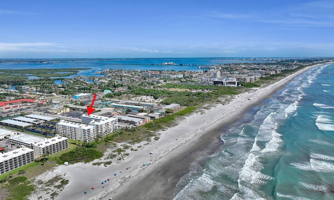 Cocoa Beach Condo | ☀︎ Beachfront Building ☀︎ Beach Chairs ☀︎ Stocked Kitchen ☀︎ 2 Balconies ☀︎WIFI
