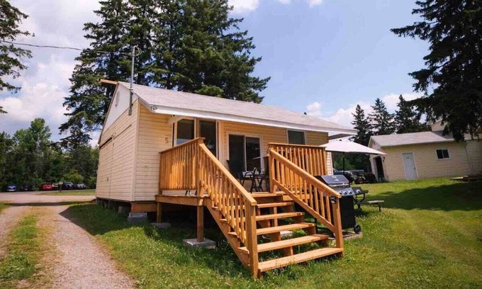 Magnetawan Cabin | Beachfront Cabin #5- Maijac Resort & Marina
