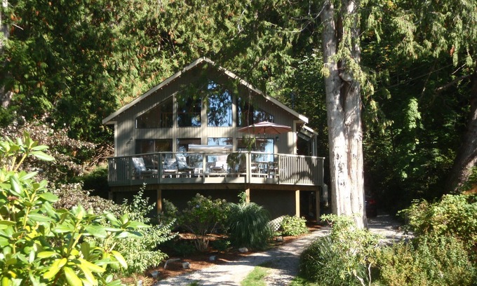 Halfmoon Bay Cottage | Beachfront Chalet
