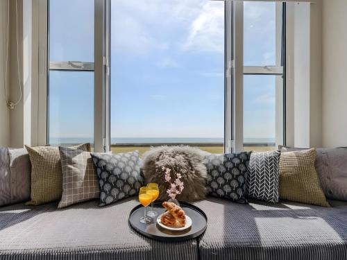 Littlestone-on-Sea Apartment | Beachfront Compact Coastal Crib, DIRECT Sea Views & Air Conditioning