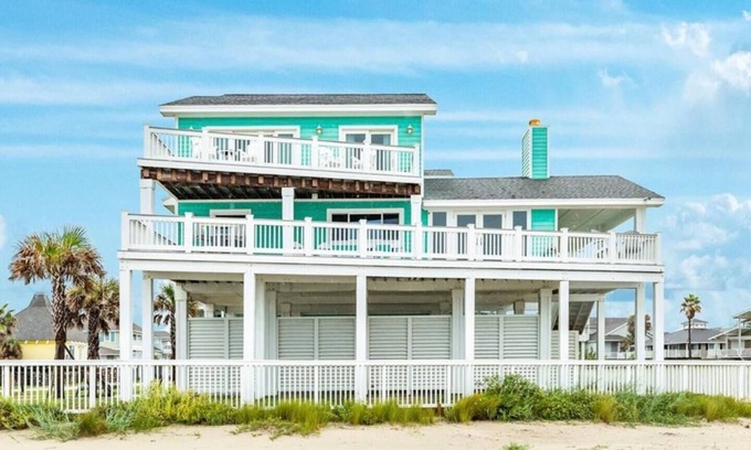 Pirates Beach House | *Beachfront Designer's Dream | Pirates Beach*