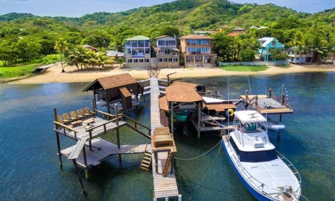 Antoneys Cay House | Beachfront! Diving, Snorkeling, Kayaking. Turtle Casa PENTHOUSE & GAMING Suites