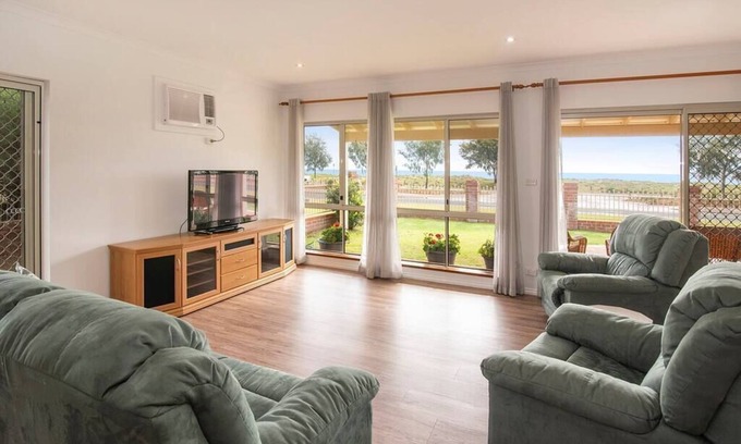 West Busselton House | Beachfront home Busselton- Jetty Views