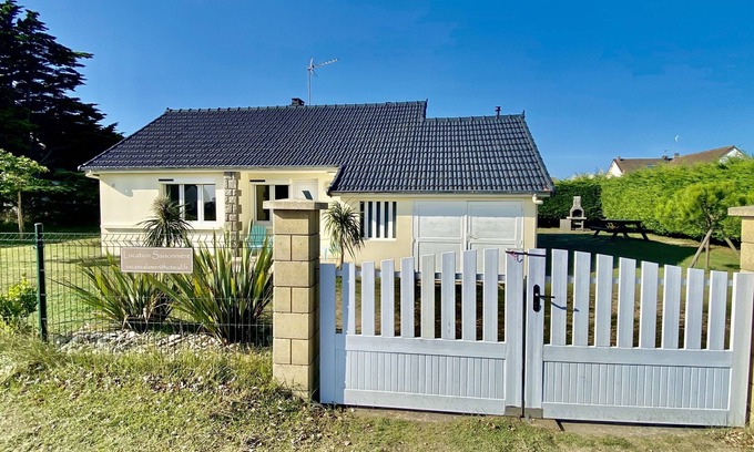 Surville House | Beachfront house with enclosed garden of 600 m2