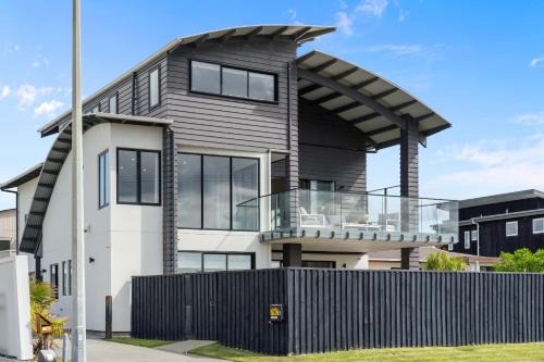Papamoa Beach House | Beachfront Paradise - Papamoa Beach Holiday Home