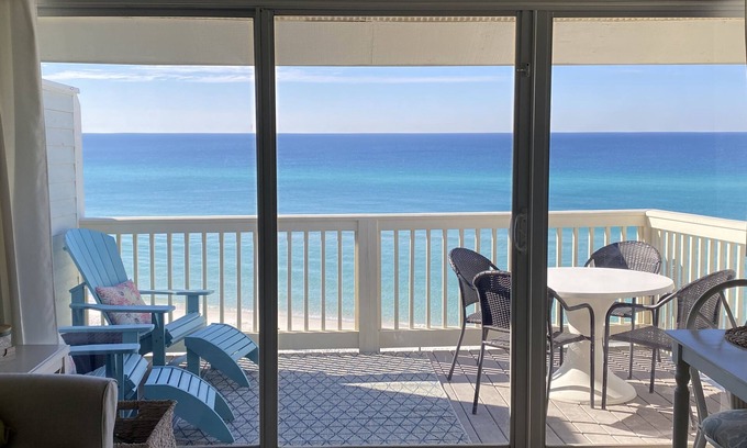 Seacrest Condo | BEACHFRONT, Private beach, Free Chair service, Clean/Newly Renovated, Near all!