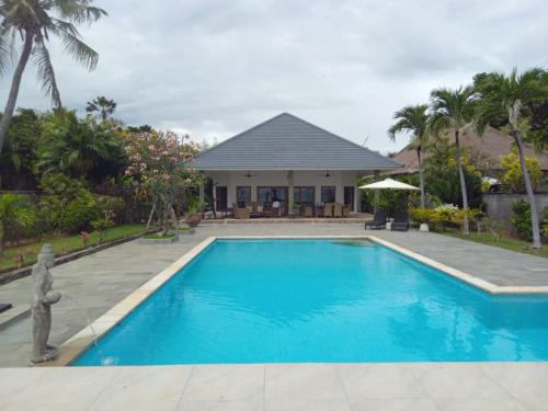 Banjartegehe Villa | Beachfront Private VILLA & POOL