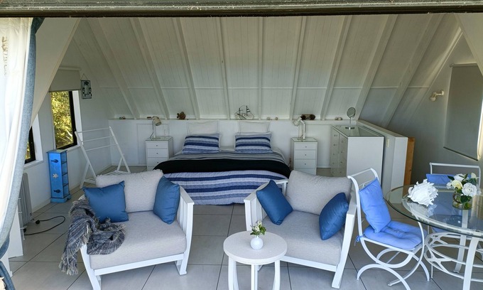 Tokomaru Bay Cottage | Beachfront property,family friendly accommodation with great views