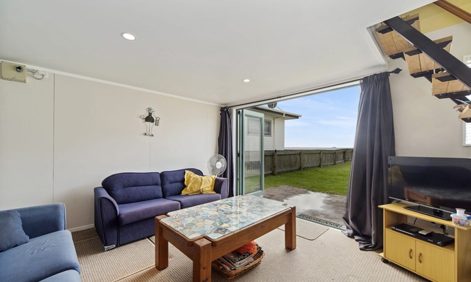 Pukehina Apartment | Beachfront Pukehina Apartment