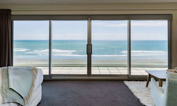 Oakura House | Beachfront Retreat with Stunning Views