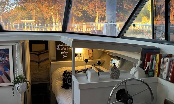 East Hampton Boat Rental | Beachfront serenity! Sleep on the water +under the stars 🧜🏼‍♀️✨