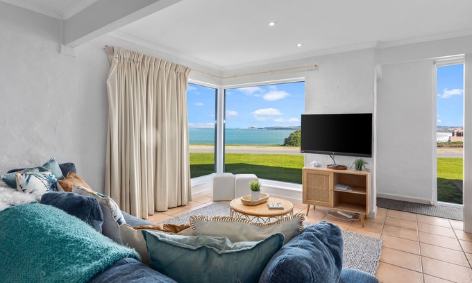 Port Elliot Apartment | Beachfront South Seas 2 Port Elliot w/views of Knights Beach
