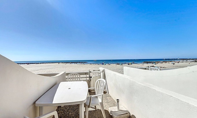 Carnon-Plage Apartment | Beachfront Studio for 4 with Terrace, WiFi, and Direct Beach Access