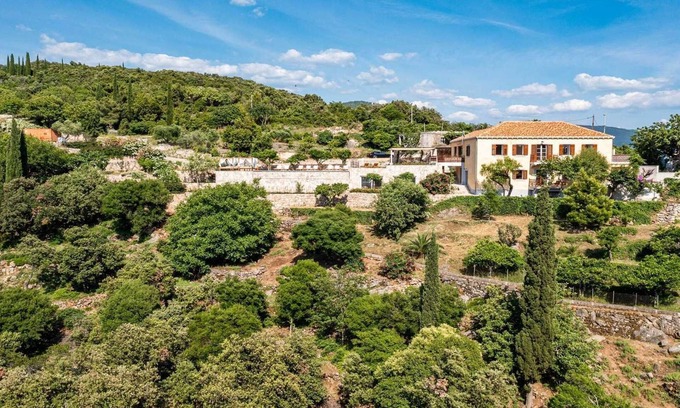 Molunat Villa | Beachfront villa with pool