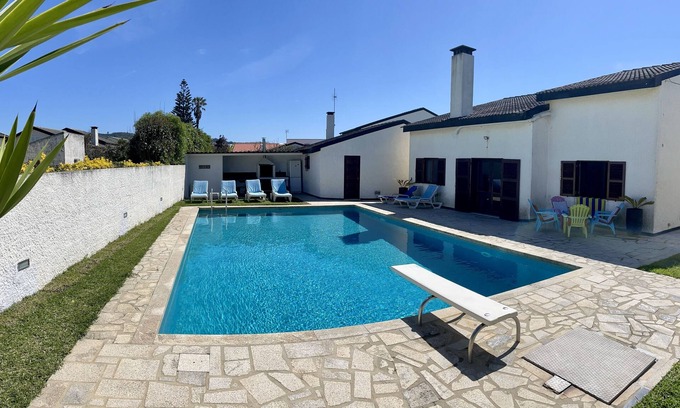 Esposende Villa | Beachfront villa with private pool and garden
