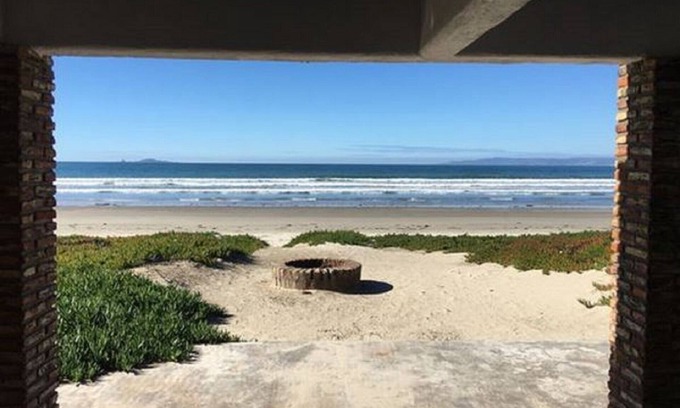 Lengueta Arenosa House | Beachfront with gorgeous Mexican flair and color. What you want in Mexico!