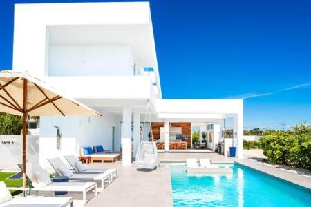 Long Bay Villa | Beachside 3 Bedroom Villa with Pool and Resort Amenities - White Villas - v4