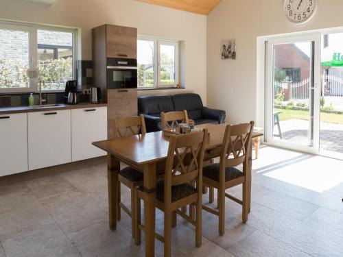 Baarland House | Beachside Getaway with Garden & barbecue, cleaning included