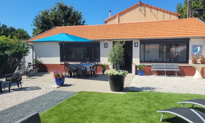 Quartier du Casino House | Beachside House with Garden, Parking, & Close to La Rochelle – Sleeps 6