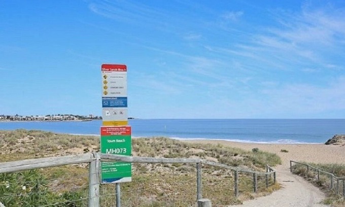 Mandurah House | 'Beachside'home 20 metres to beach. Ideal for families and friends.